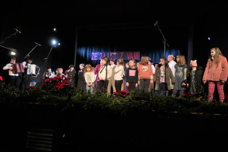 Vsi nastopajoči na odru